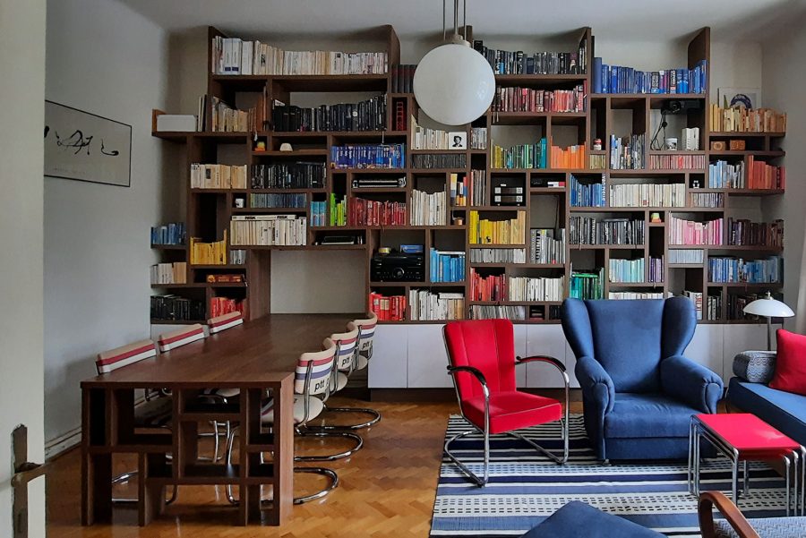 Bücherregal mit Esstisch