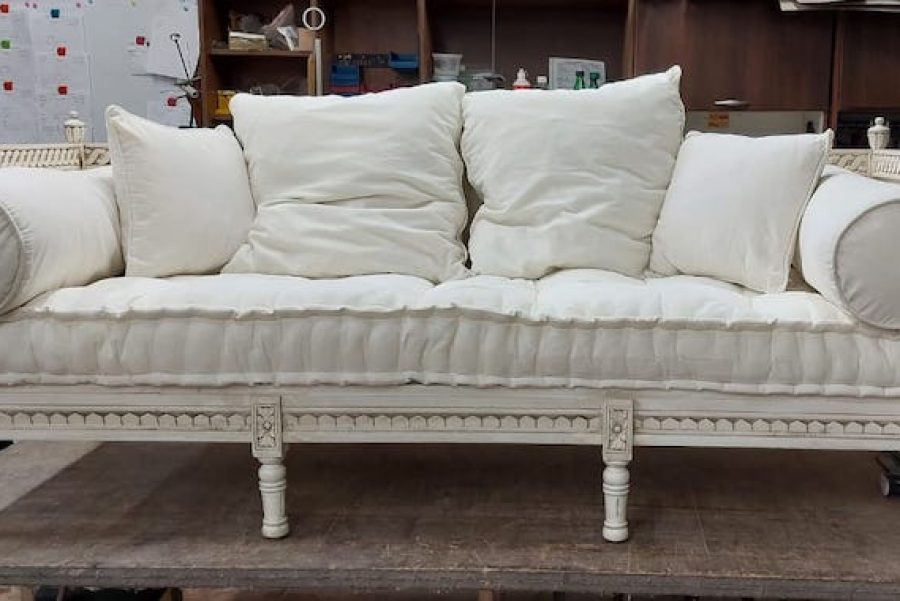 Sofa mit Holzgestell