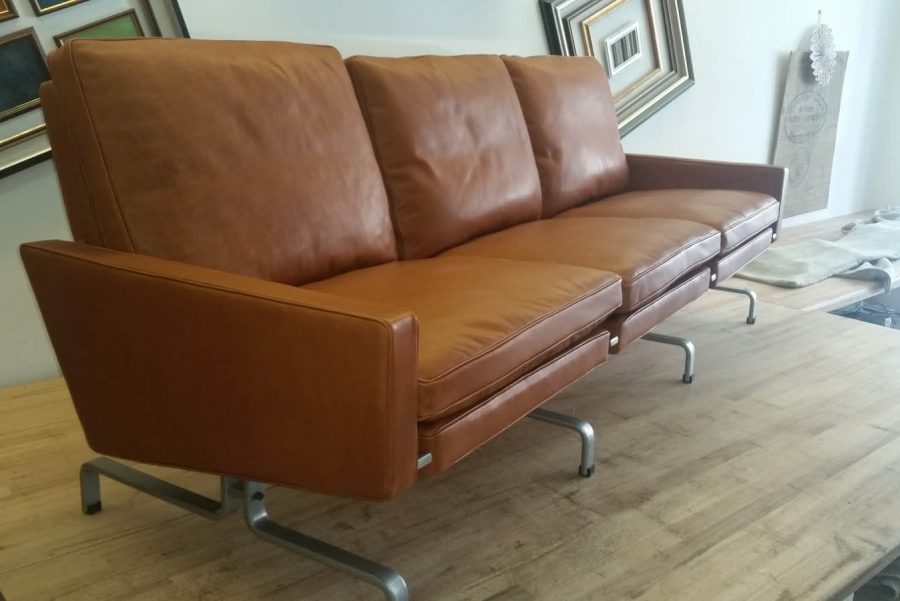 Modernes Sofa in neuer brauner Lederoptik - Ausstellung