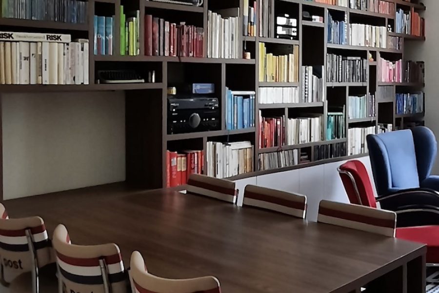 Bücherregal mit Esstisch
