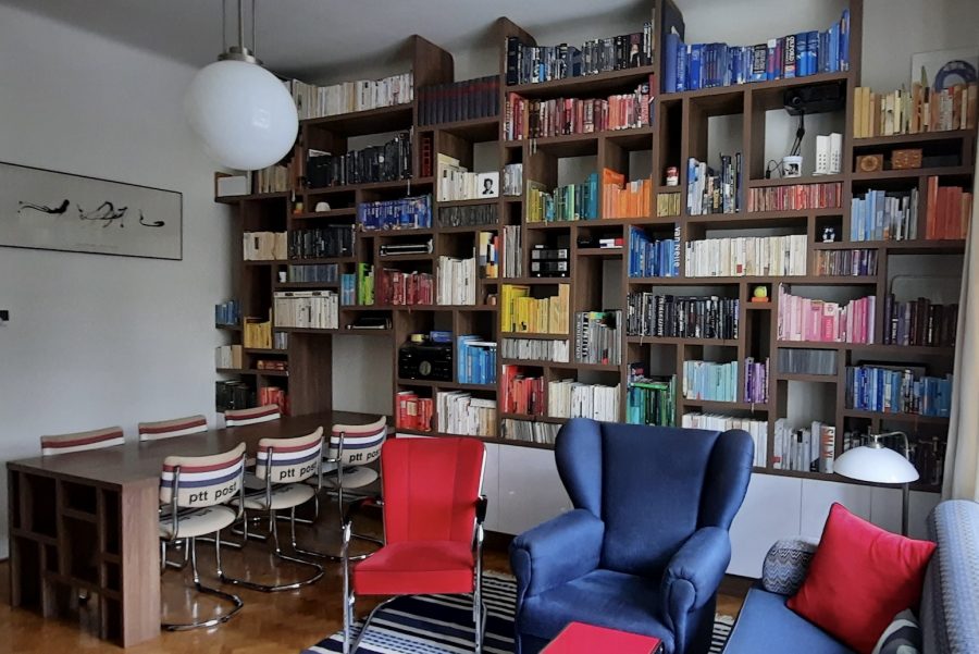 Bücherregal mit Esstisch