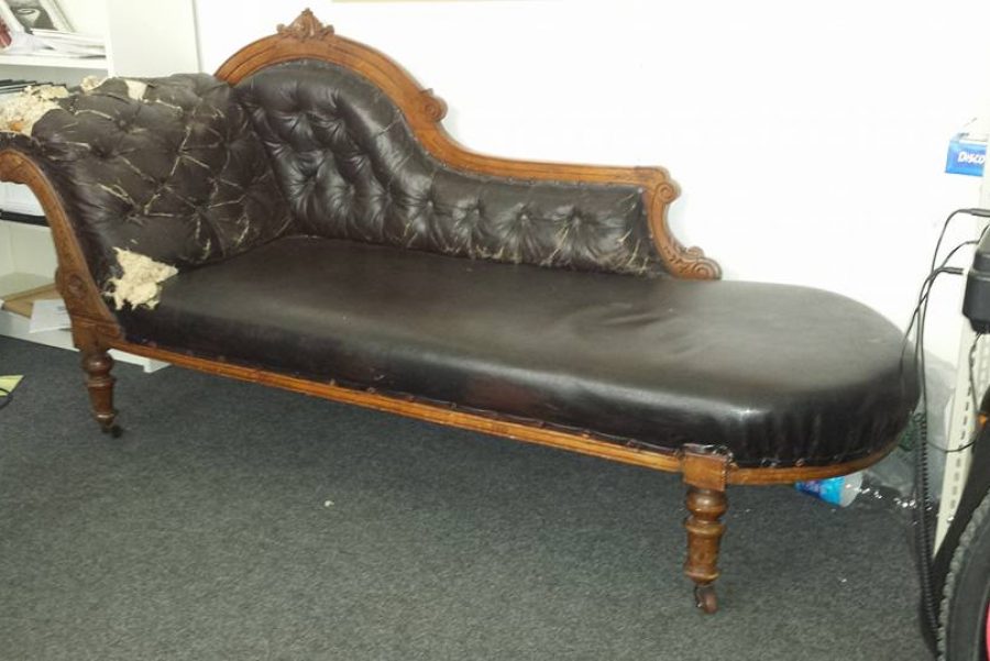 Chaiselongue mit neuem Lederbezug - Vorher