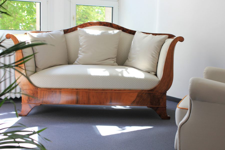 Restaurierung eines Biedermeiersofas in super schönem neuen Design