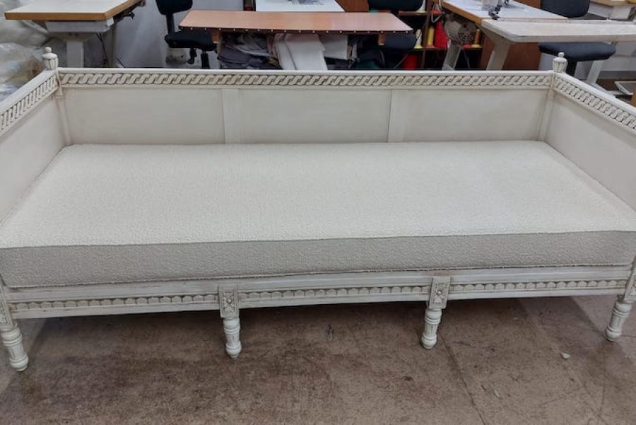 Sofa mit Holzgestell
