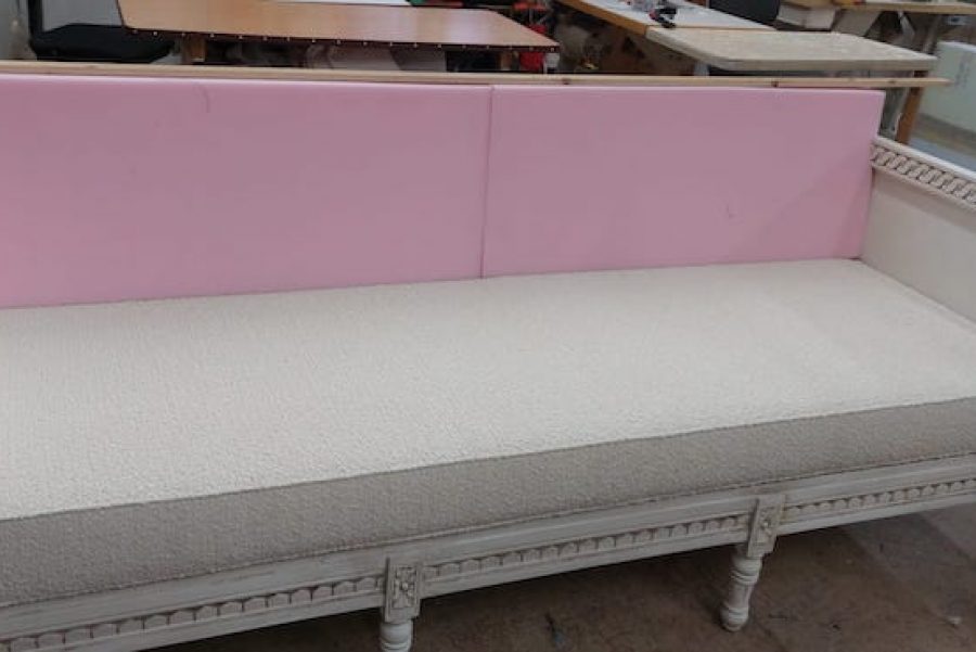 Sofa mit Holzgestell