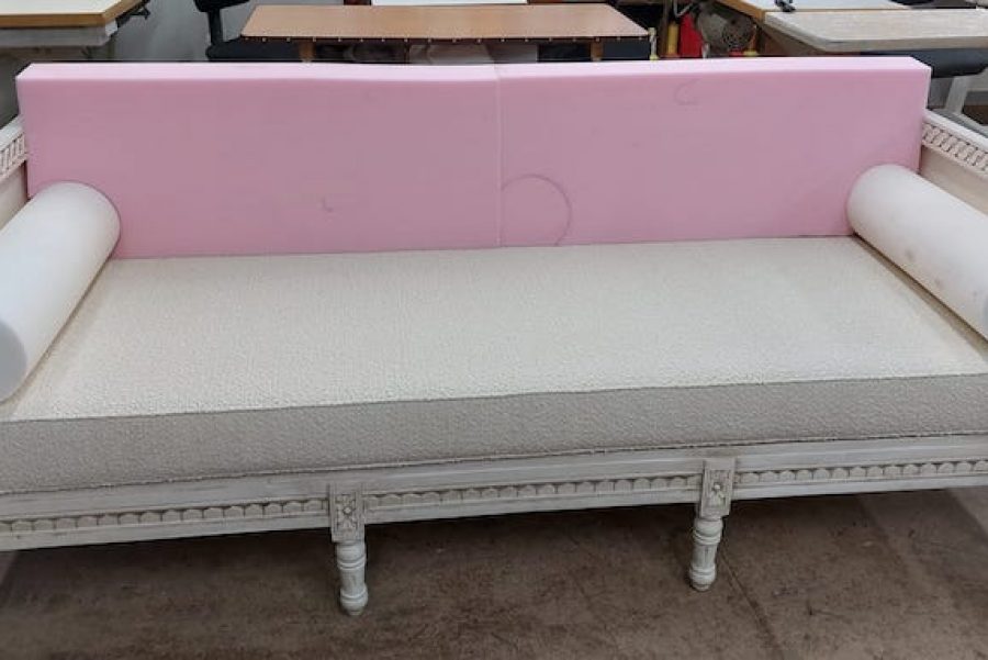 Sofa mit Holzgestell