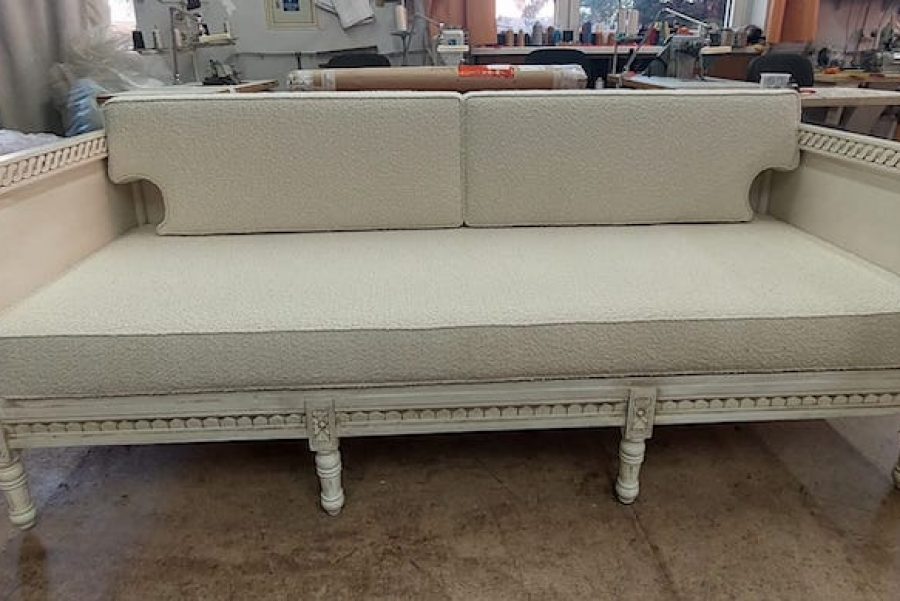 Sofa mit Holzgestell