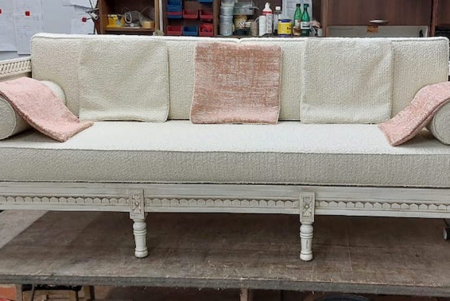 Sofa mit Holzgestell