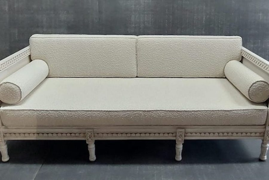 Sofa mit Holzgestell