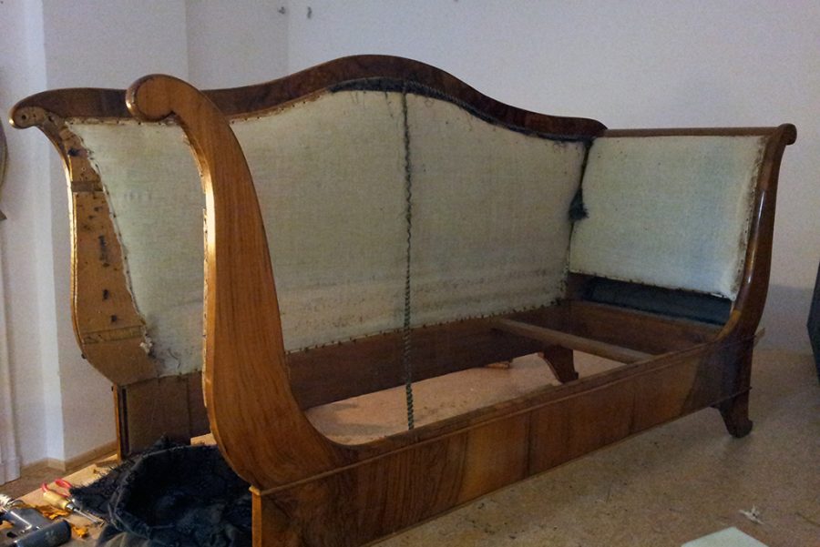 Restaurierung eines Biedermeiersofas in super schönem neuen Design