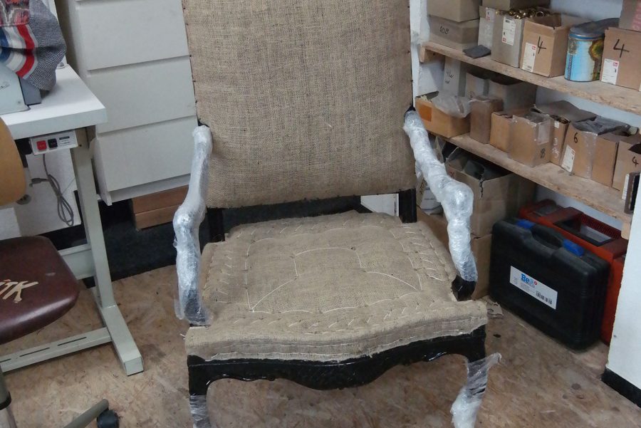 Barock-Sessel mit weißen Tiger-Stoff