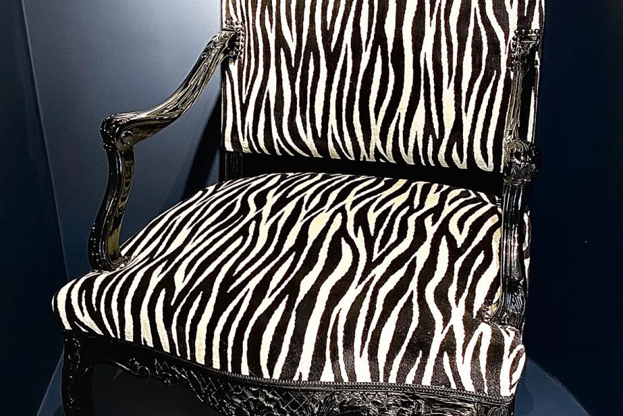 Barock-Sessel mit weißen Tiger-Stoff