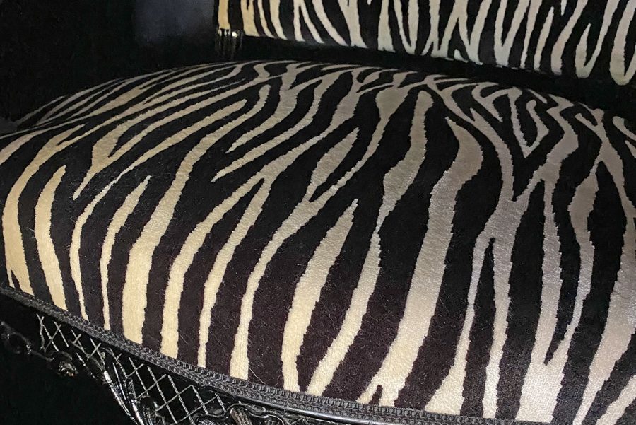 Barock-Sessel mit weißen Tiger-Stoff