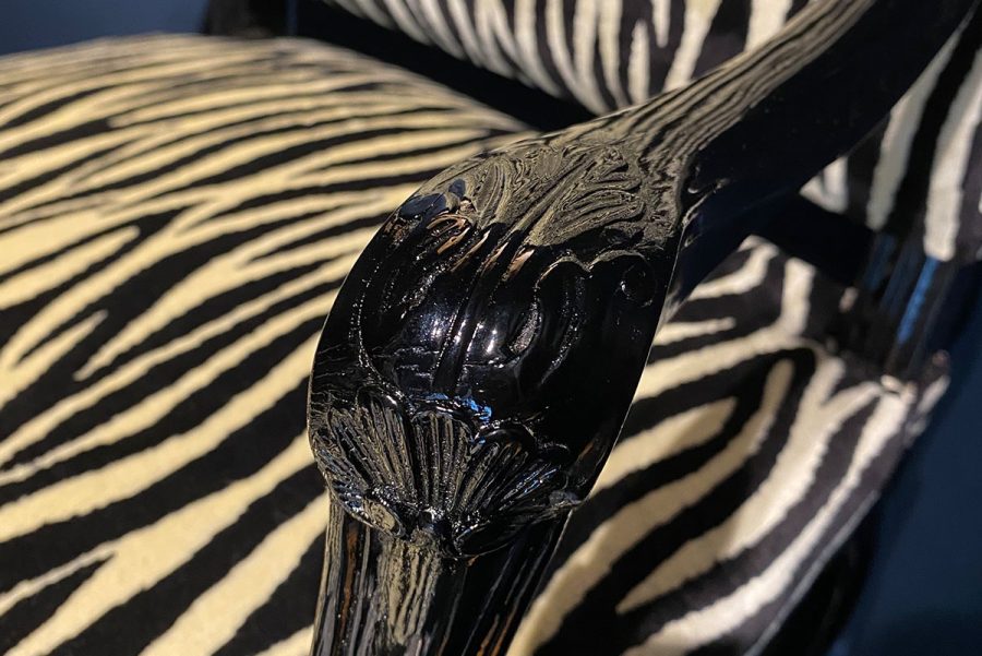 Barock-Sessel mit weißen Tiger-Stoff
