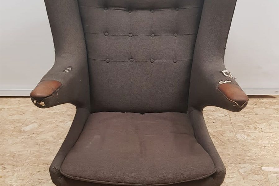 Restaurierung eines Designer Sessels "Papa Bear" von Hans J. Wegner aus den 1950er Jahren