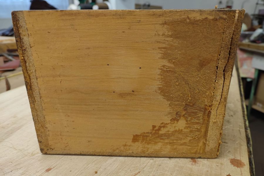 Lederaufarbeitung einer Jugendstil Truhe aus Leder