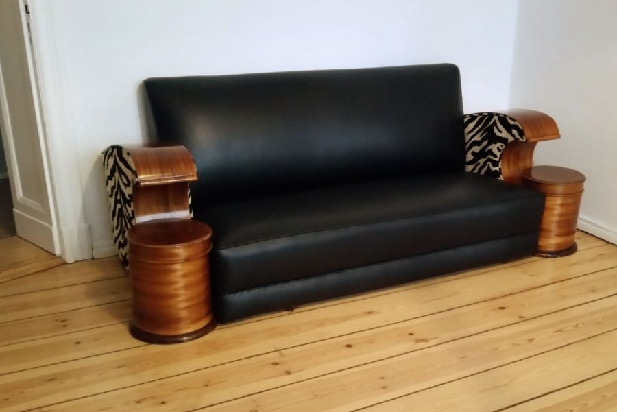 Lederaufarbeitung Sofa mit Tigerapplikationen