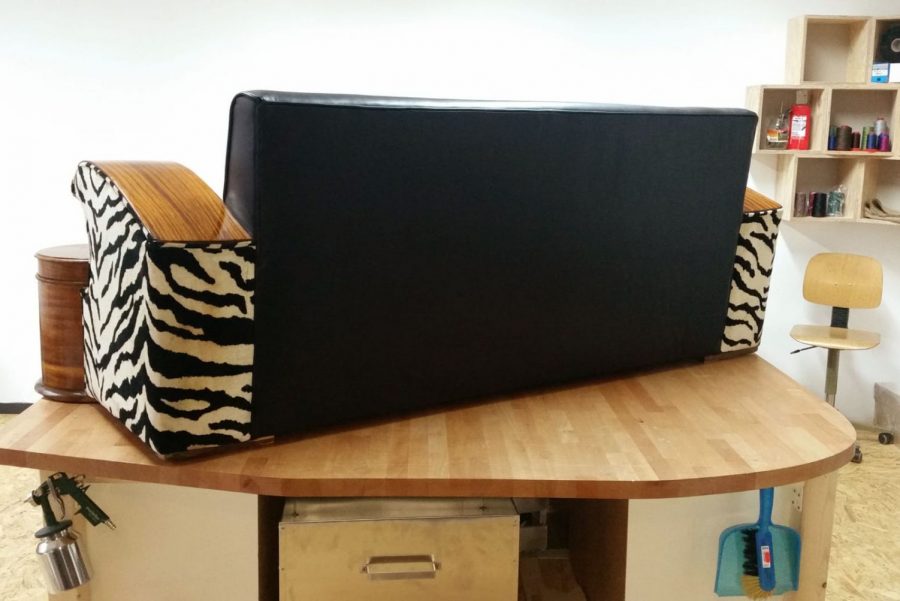 Lederaufarbeitung Sofa mit Tigerapplikationen