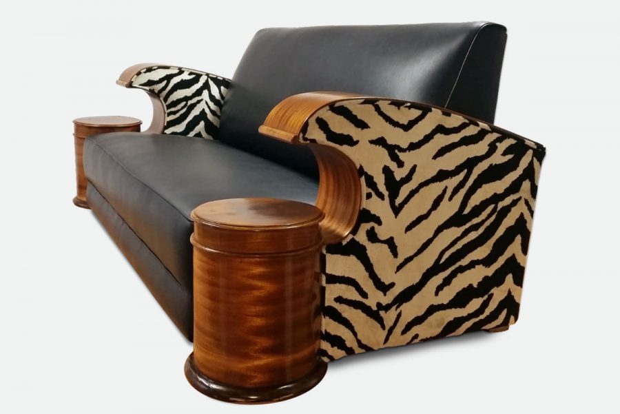 Lederaufarbeitung Sofa mit Tigerapplikationen