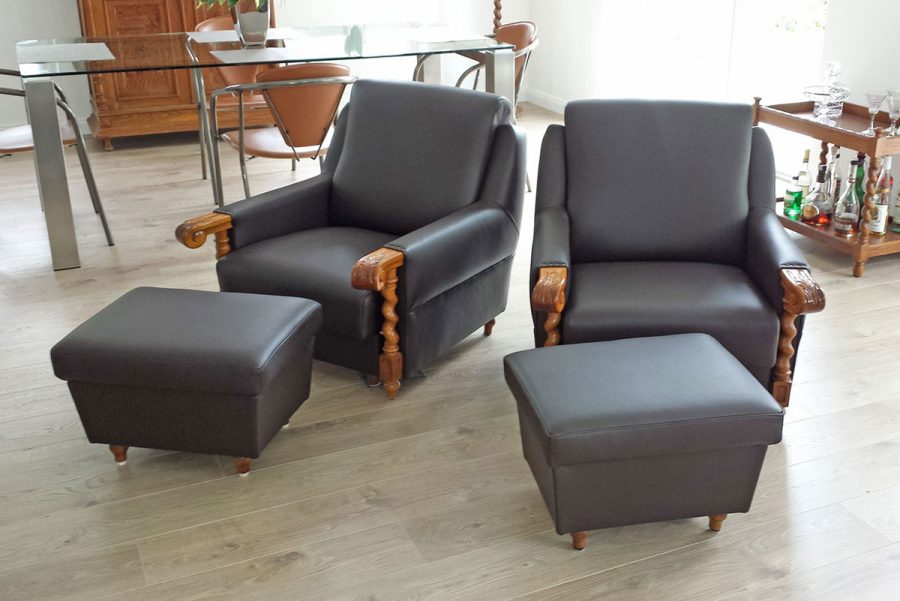 Polstersessel mit Hocker in Leder um 1950
