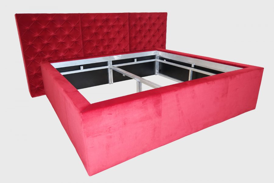 Metallbett, rot bezogen mit Rautenheftung