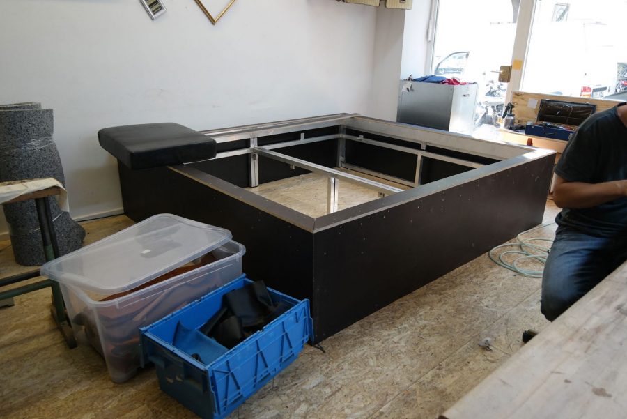 Metallbett, rot bezogen mit Rautenheftung