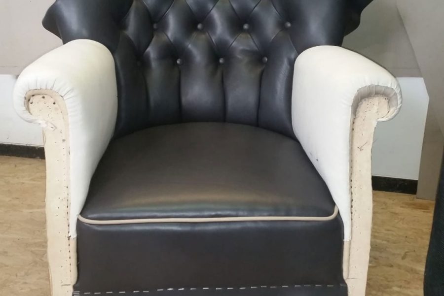Lederaufarbeitung Sessel schwarz mit Rautenheftung