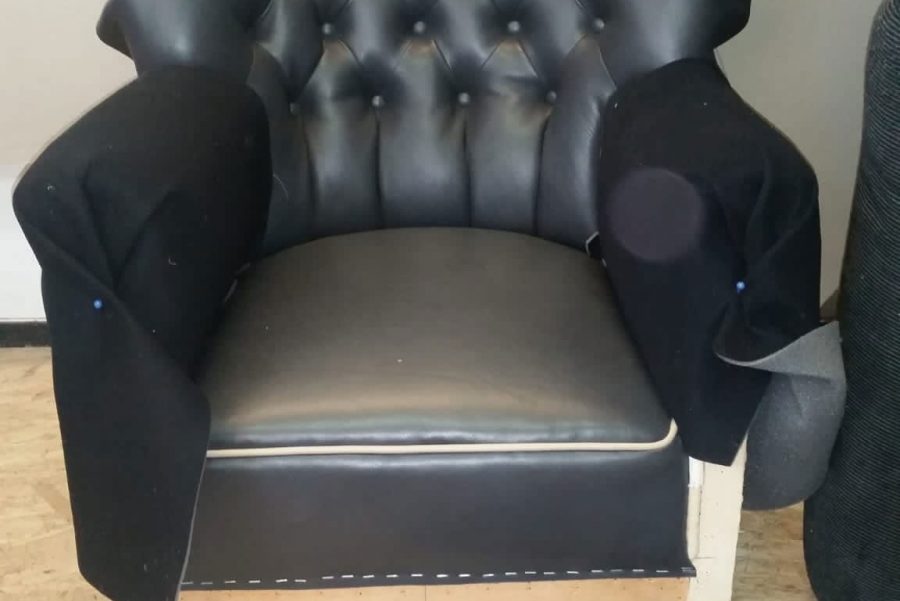 Lederaufarbeitung Sessel schwarz mit Rautenheftung