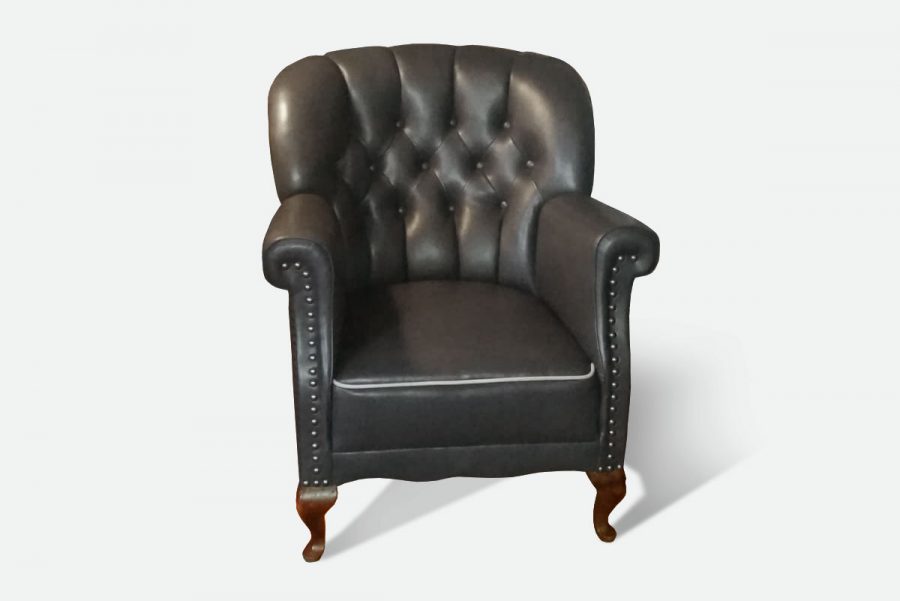 Lederaufarbeitung Sessel schwarz mit Rautenheftung