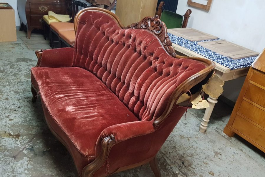 Restaurierung eines Sofas aus dem 18. Jahrhundert