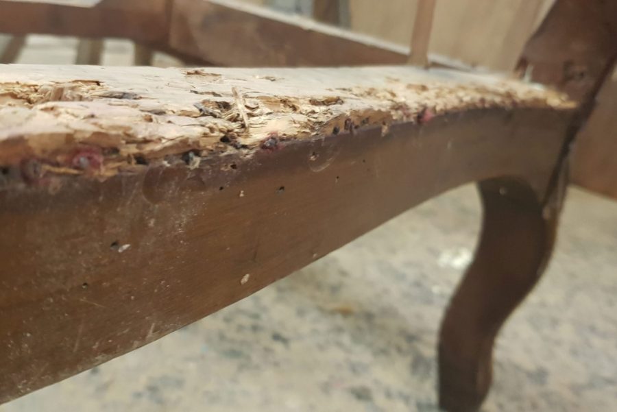 Restaurierung eines Sofas aus dem 18. Jahrhundert