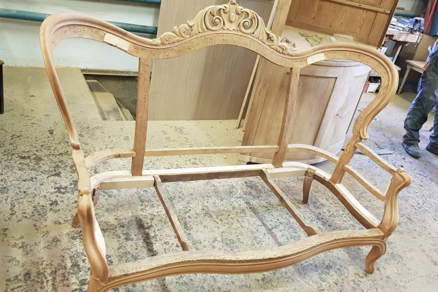 Restaurierung eines Sofas aus dem 18. Jahrhundert