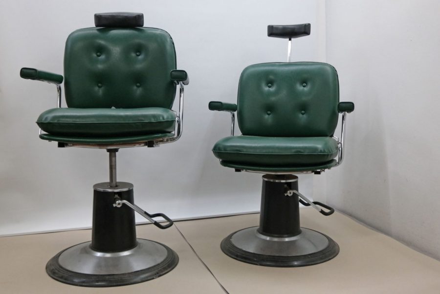 Lederaufarbeitung Salonstühle