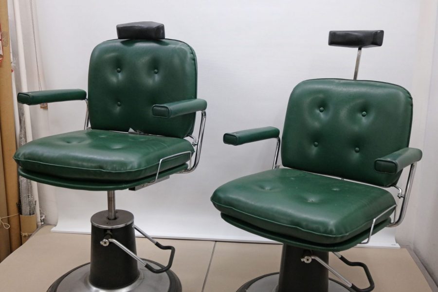 Lederaufarbeitung Salonstühle